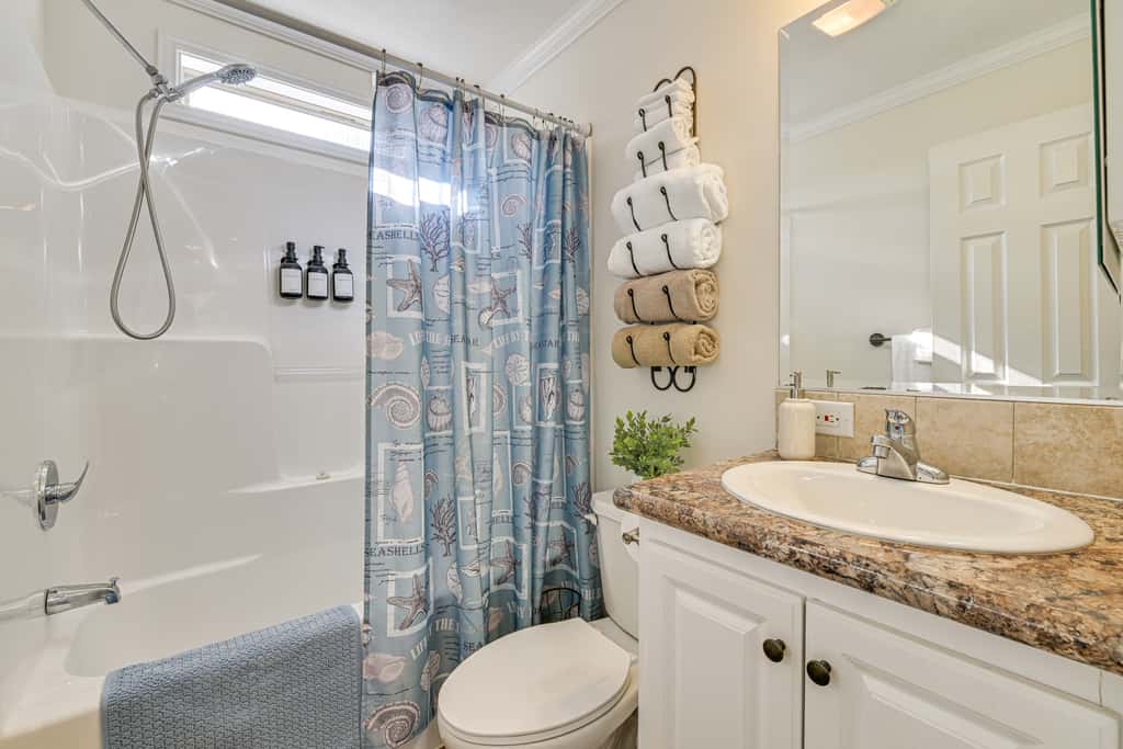 < 1 Mi to Lake Norman Marina: Home w/ Pool Access