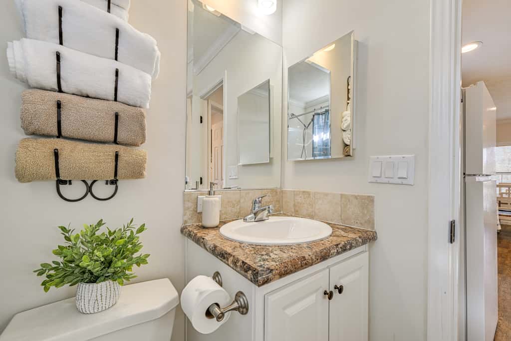 < 1 Mi to Lake Norman Marina: Home w/ Pool Access
