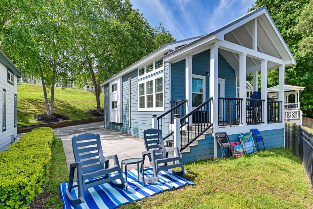 Waterfront Living & Resort Perks! Lake Norman Stay