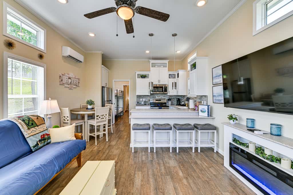 Waterfront Living & Resort Perks! Lake Norman Stay