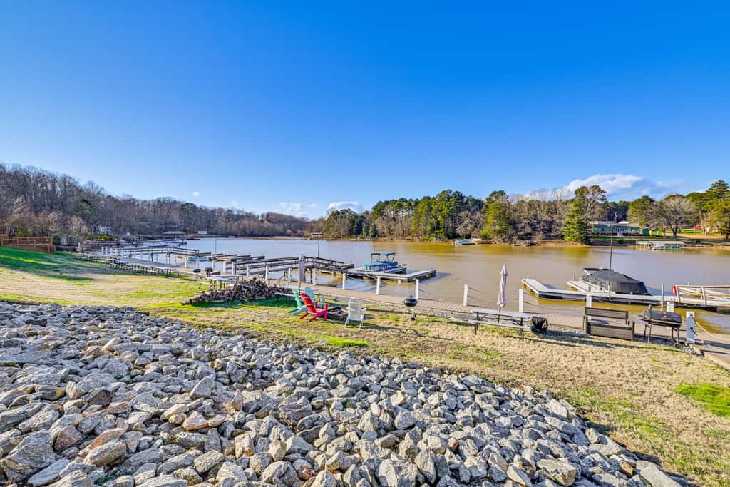 Waterfront Living & Resort Perks! Lake Norman Stay