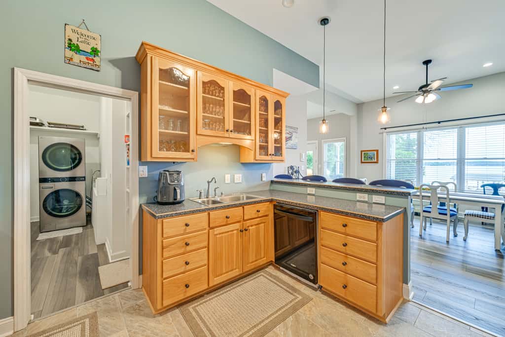 'Sunset Central' - Lake Norman Getaway with Dock