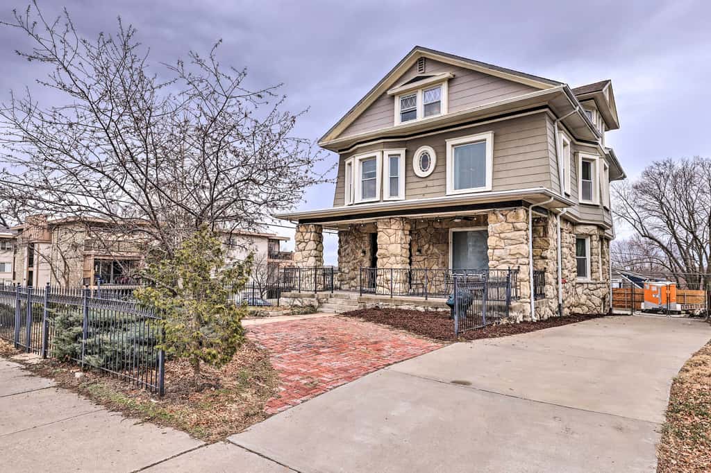 Unique Kansas City Apt: Walk to KC Streetcar Stop!