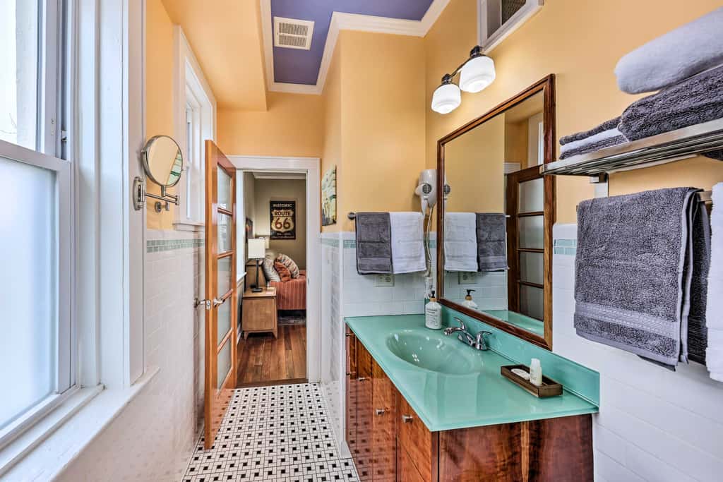 Unique Kansas City Apt: Walk to KC Streetcar Stop!