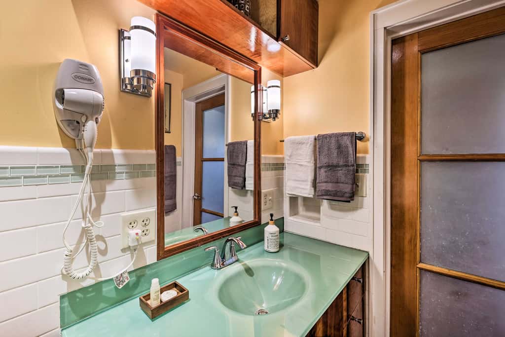 Unique Kansas City Apt: Walk to KC Streetcar Stop!