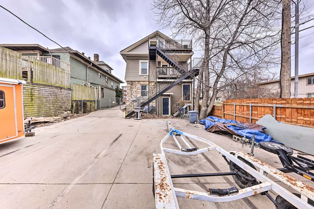 Unique Kansas City Apt: Walk to KC Streetcar Stop!