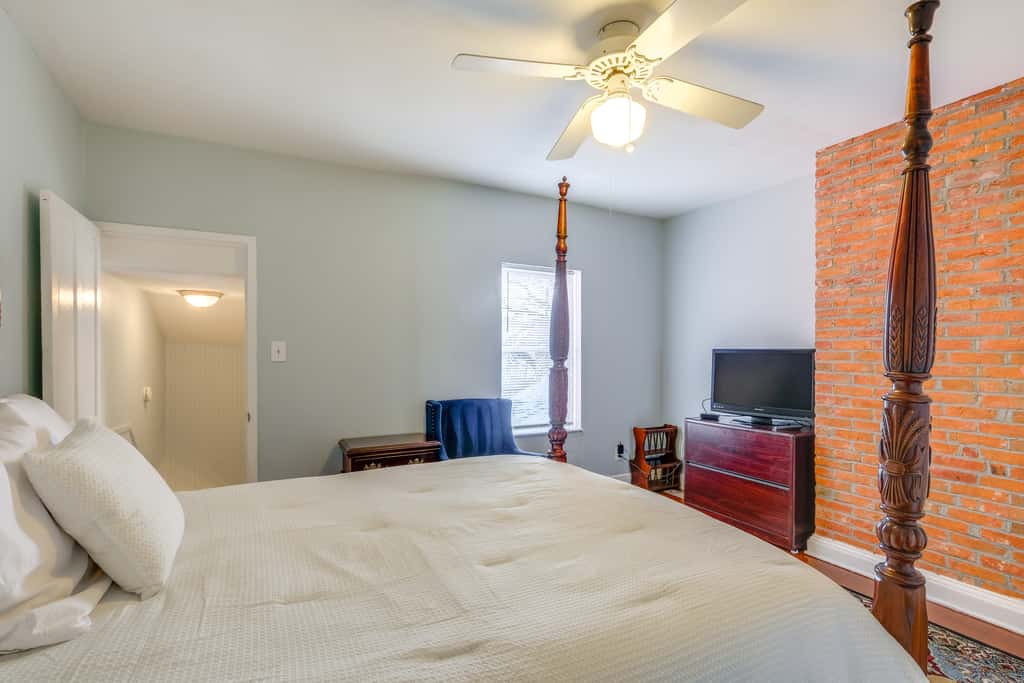 1 Mi to Dtwn: Townhome w/ Patio in Baltimore!