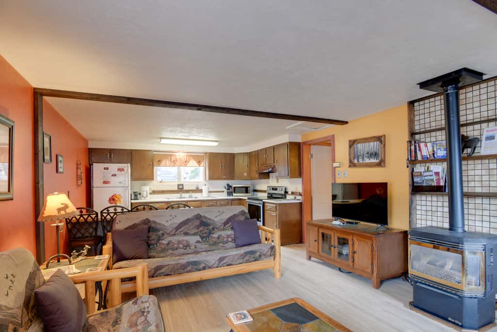 Gateway to Yellowstone! Cabin < 1 Mi to Nat'l Park