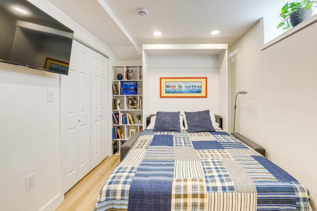 7 Mi to National Mall: Bright DC Studio!
