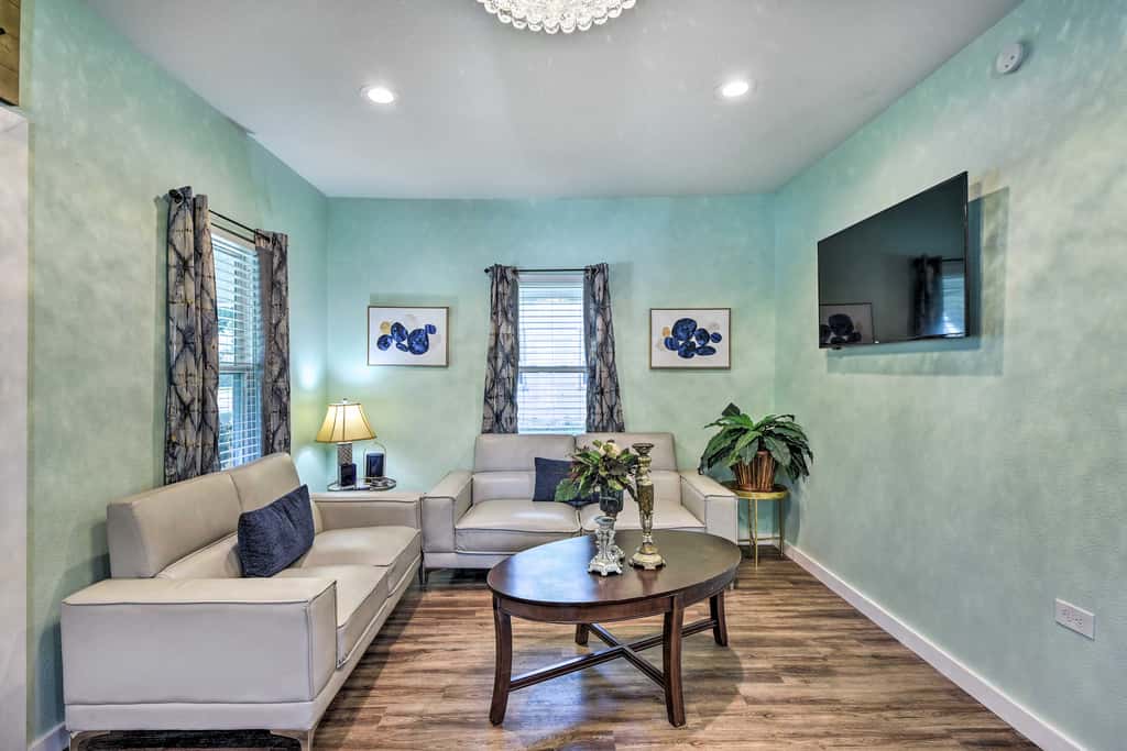 1 Mi to UTA: Arlington Elm Cottage w/ Fenced Yard