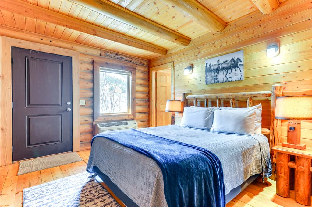 Cozy Mountain Condo Across From Snow King Ski Mtn!