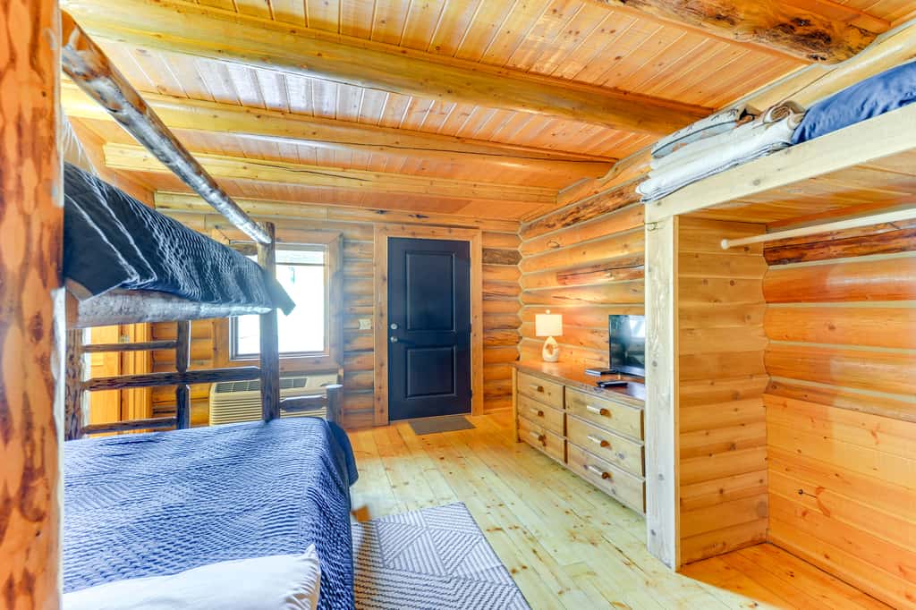 Cozy Mountain Condo Across From Snow King Ski Mtn!