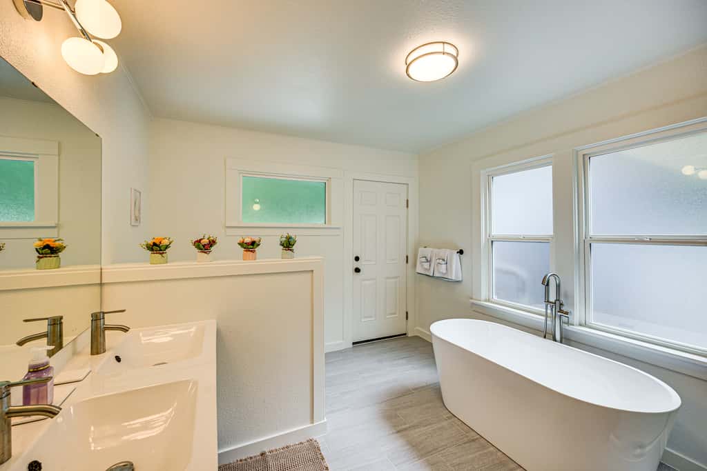 7 Mi to Mt Rainier NP: Home w/ Private Hot Tub!