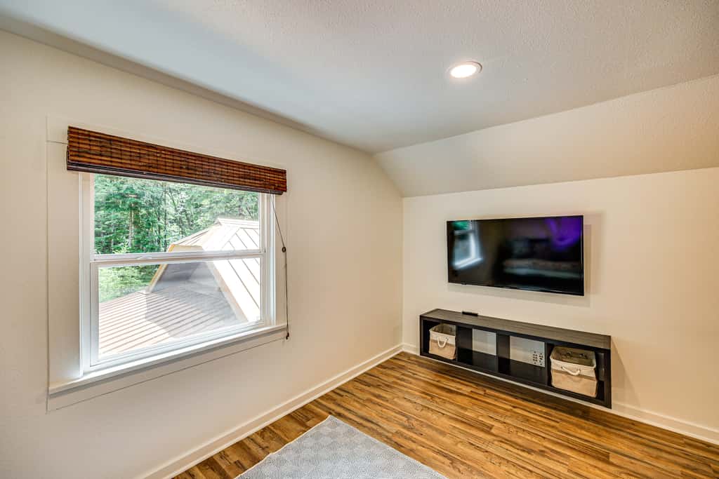 7 Mi to Mt Rainier NP: Home w/ Private Hot Tub!