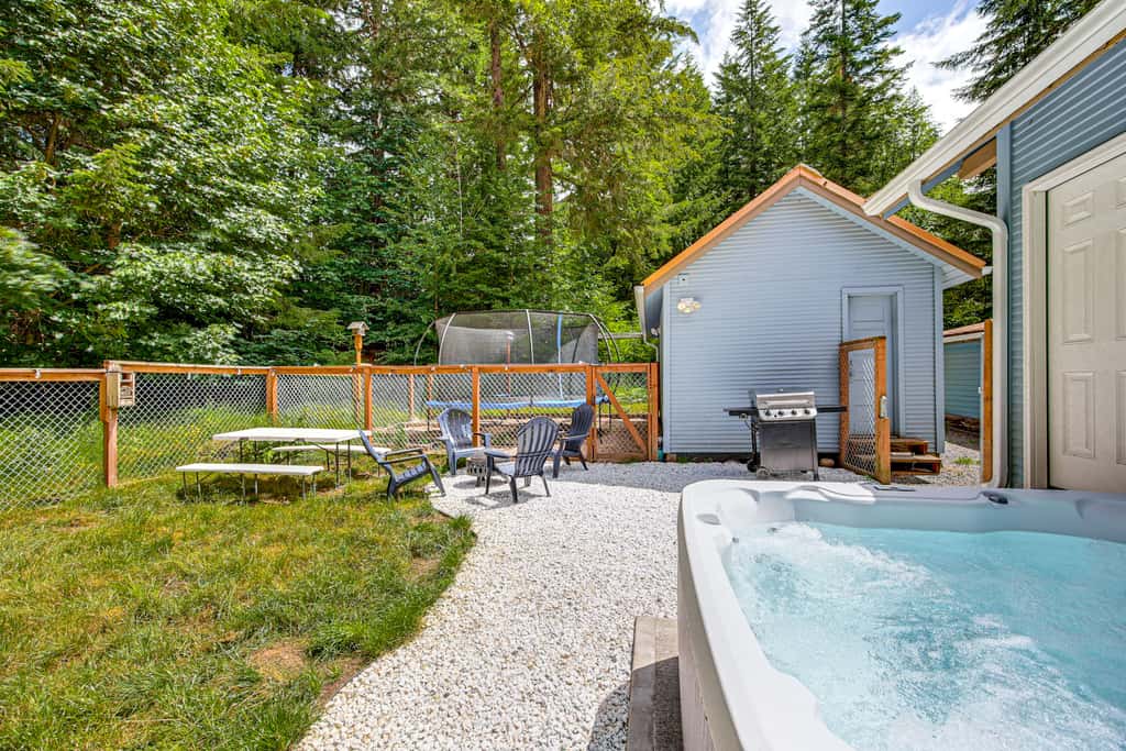 7 Mi to Mt Rainier NP: Home w/ Private Hot Tub!