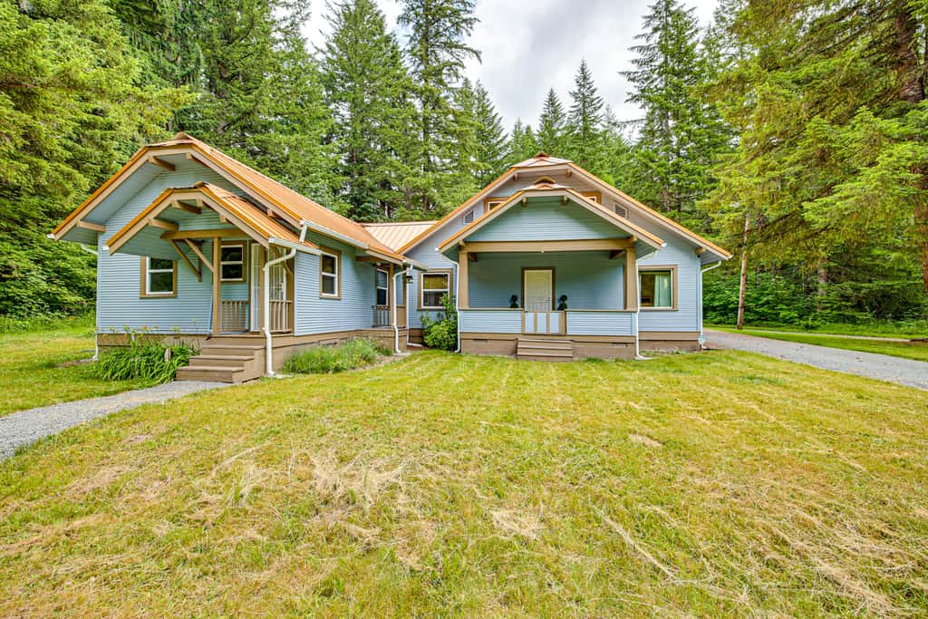 7 Mi to Mt Rainier NP: Home w/ Private Hot Tub!