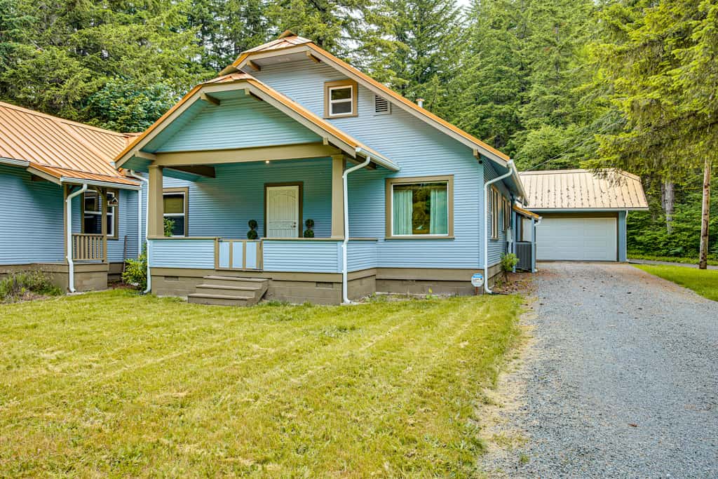 7 Mi to Mt Rainier NP: Home w/ Private Hot Tub!