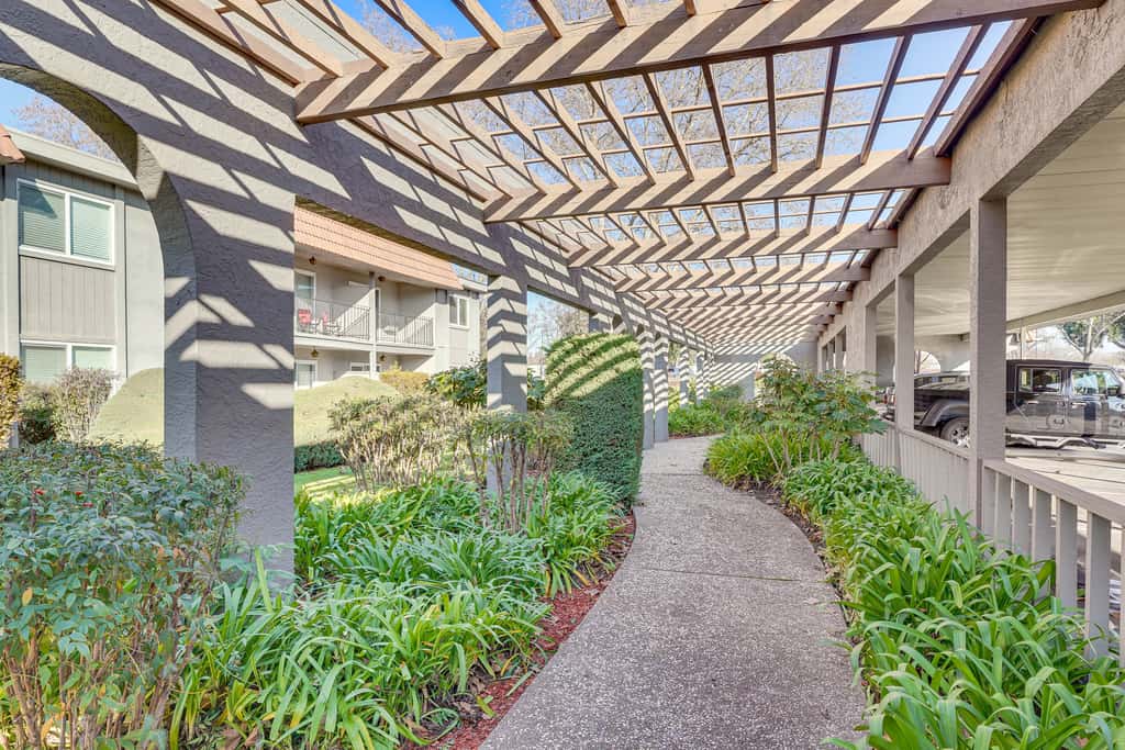 2 Mi to Dtwn Pleasanton Condo w/ Pool Access