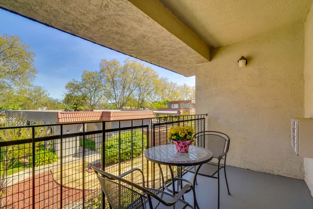 Walkable Pleasanton Condo Near Downtown w/ Balcony