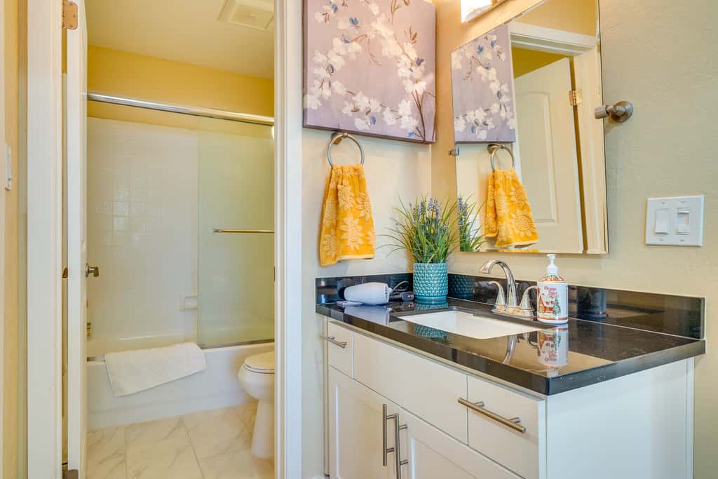 Walkable Pleasanton Condo Near Downtown w/ Balcony