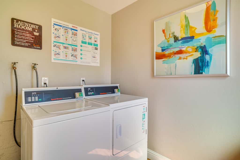 Walkable Pleasanton Condo Near Downtown w/ Balcony