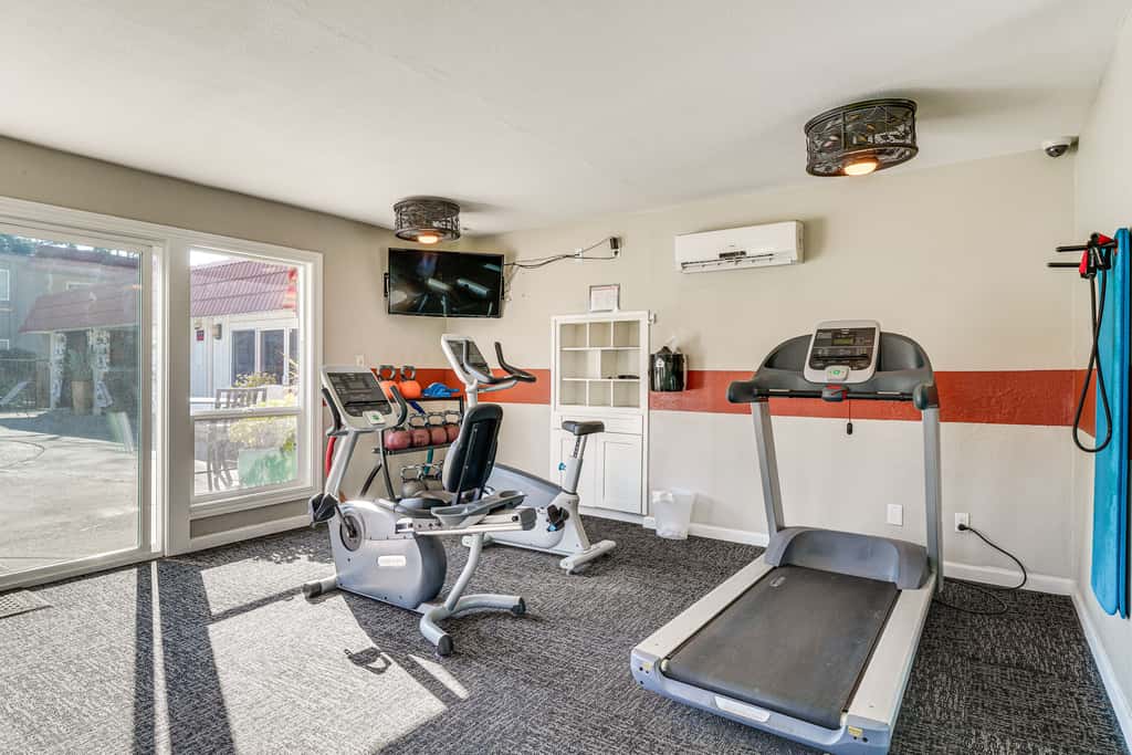 Walkable Pleasanton Condo Near Downtown w/ Balcony