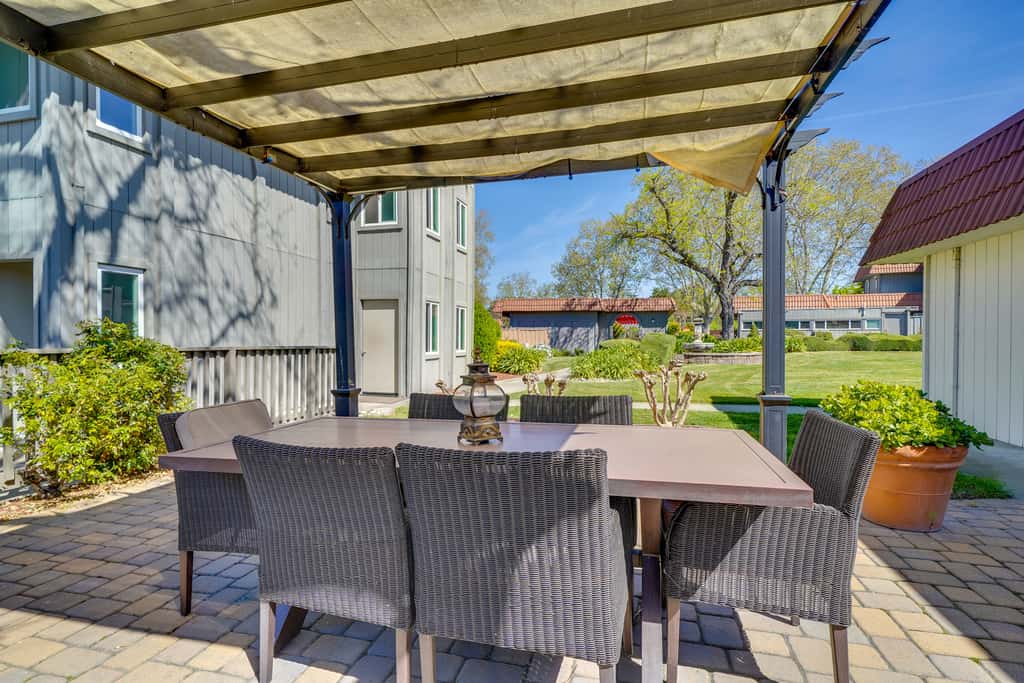 Walkable Pleasanton Condo Near Downtown w/ Balcony