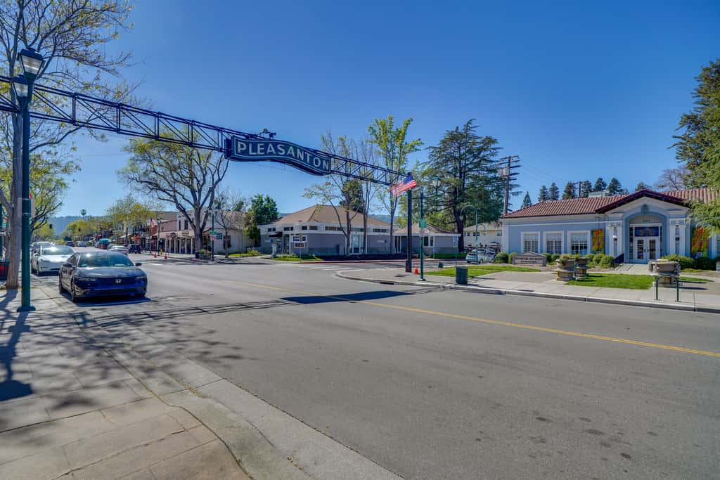 Walkable Pleasanton Condo Near Downtown w/ Balcony