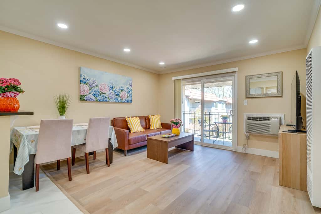 Walkable Pleasanton Condo Near Downtown w/ Balcony