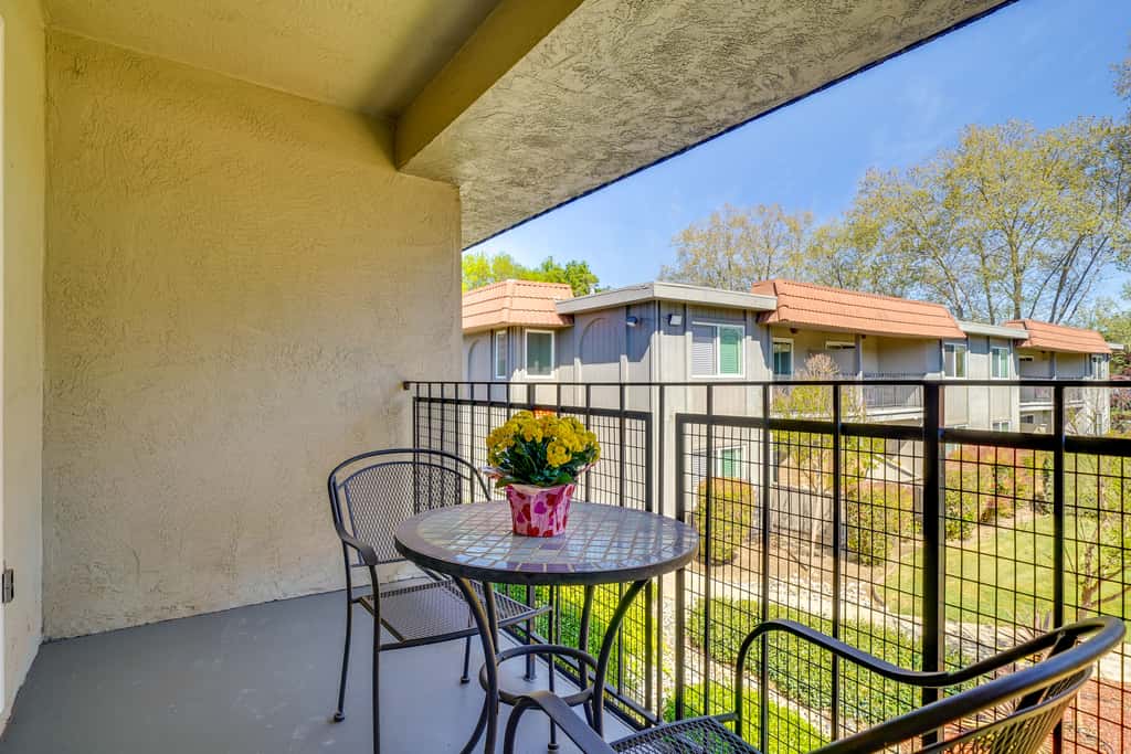 Walkable Pleasanton Condo Near Downtown w/ Balcony