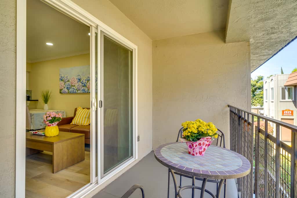Walkable Pleasanton Condo Near Downtown w/ Balcony