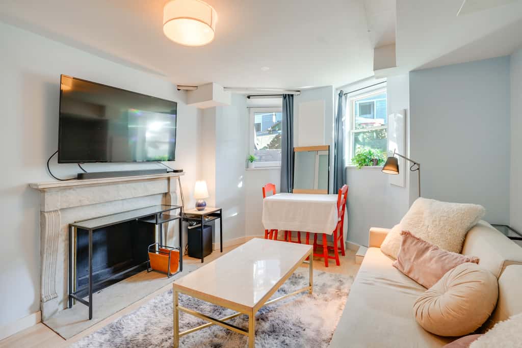 2 Mi to Dtwn: Boston Apartment Near Beaches!