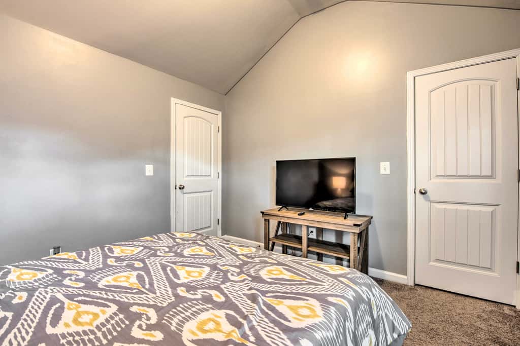 Suburban Atlanta Vacation Home ~ 3 Mi to Airport!