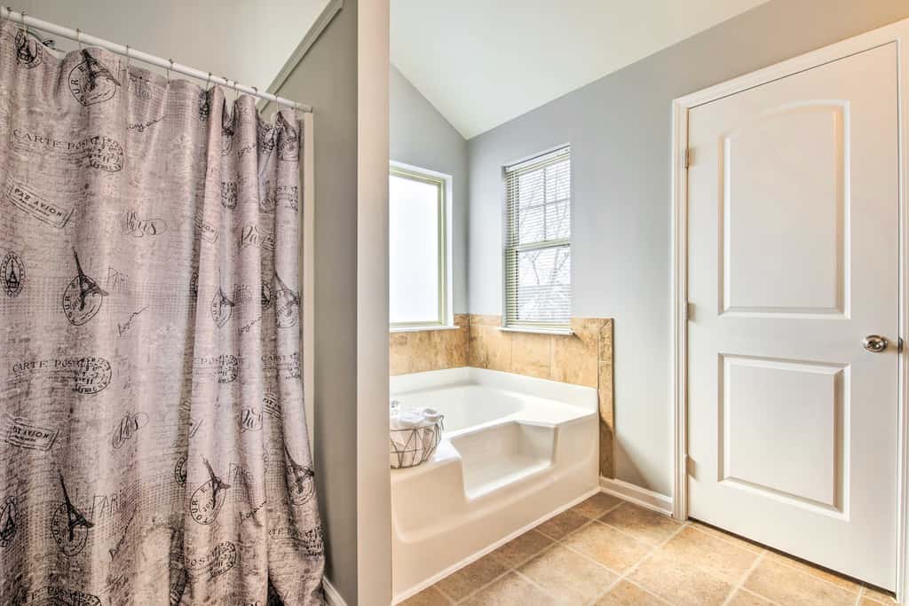 Suburban Atlanta Vacation Home ~ 3 Mi to Airport!