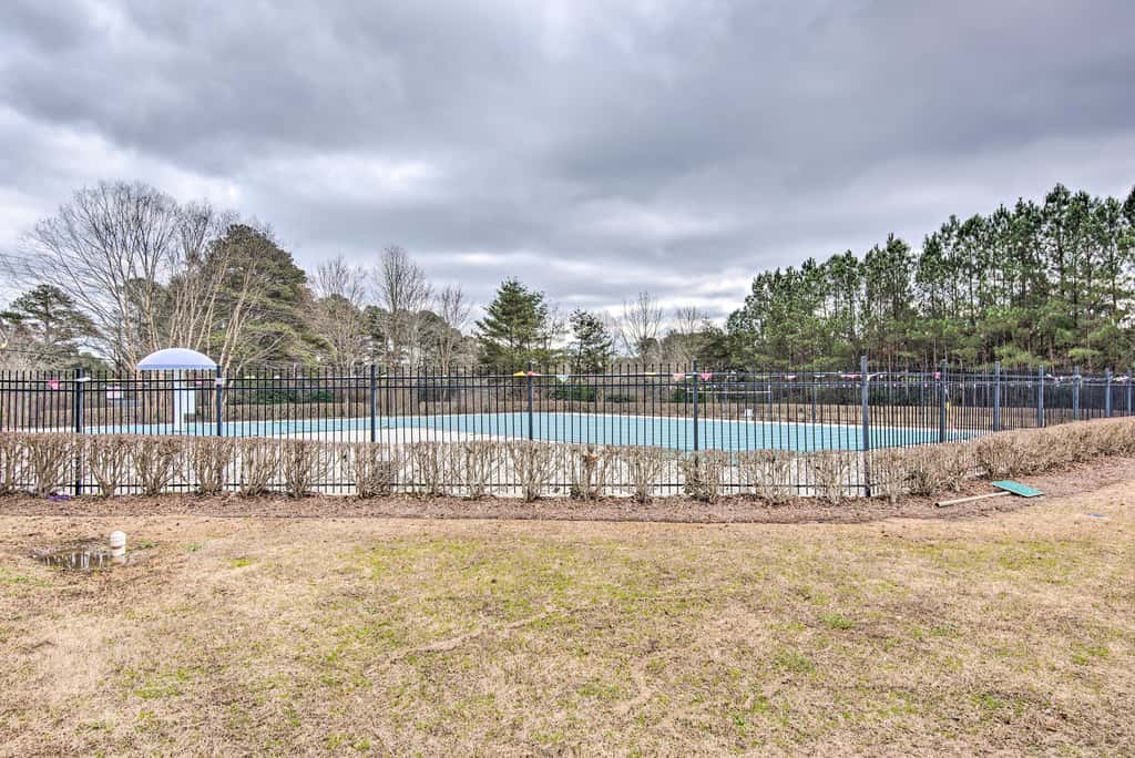 Suburban Atlanta Vacation Home ~ 3 Mi to Airport!