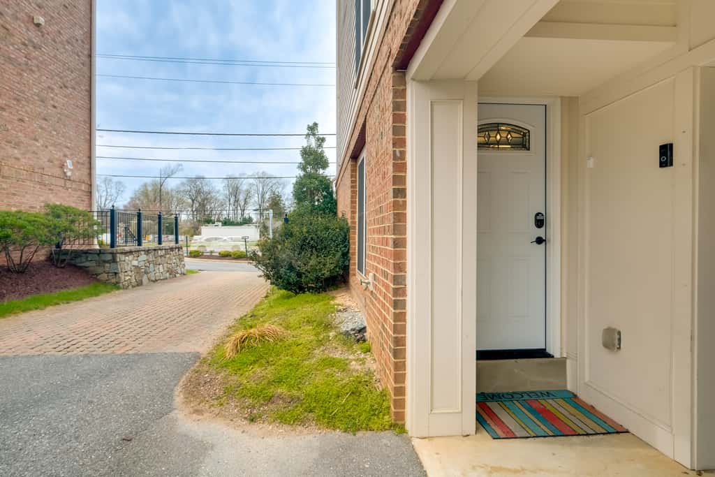 Pet-Friendly DC Area Condo w/ Yard!