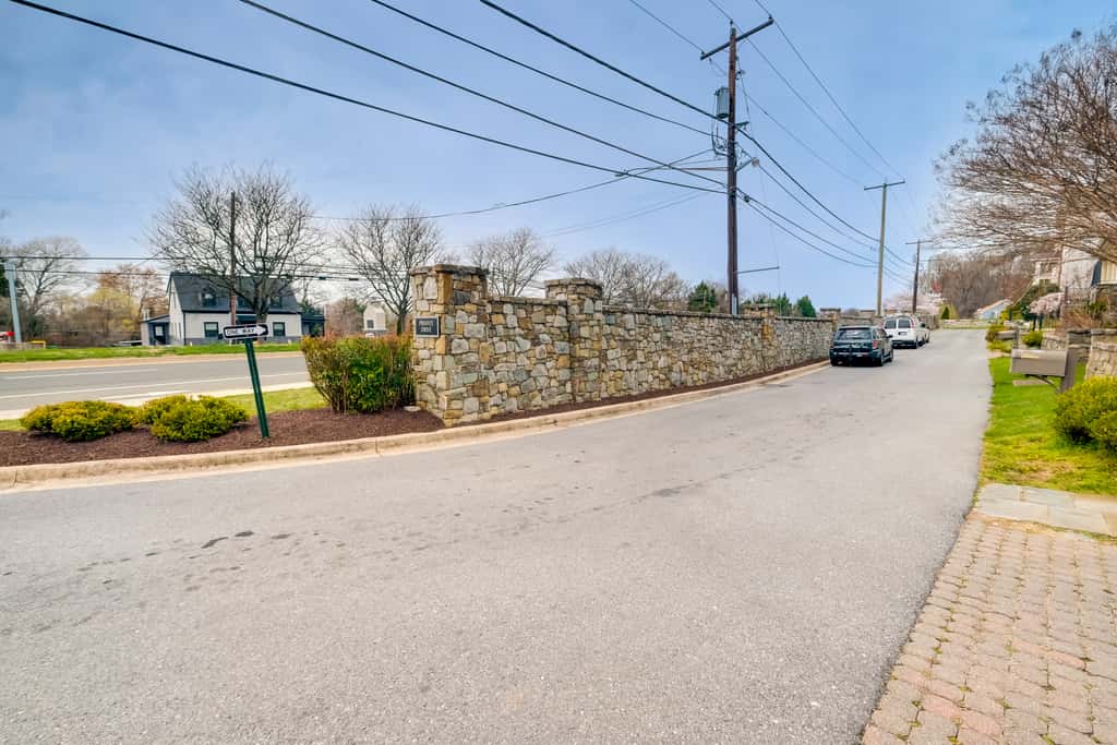 Pet-Friendly DC Area Condo w/ Yard!