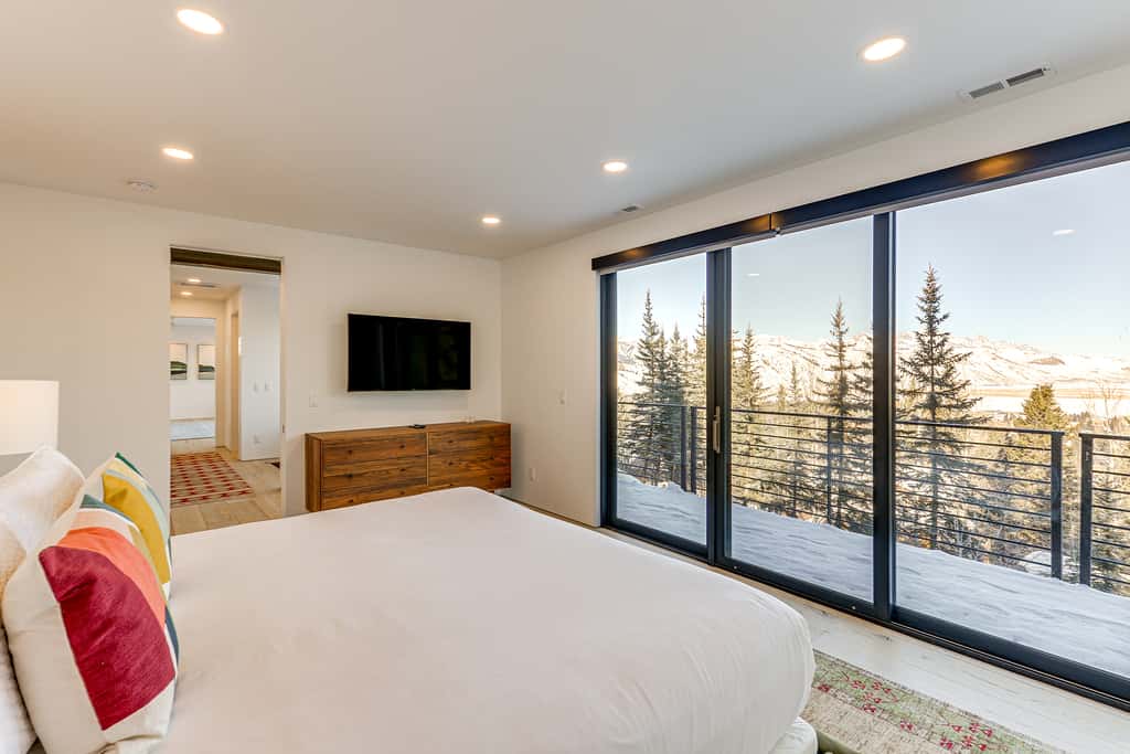 1 Mi to Downtown Jackson: Modern Retreat w/ Views