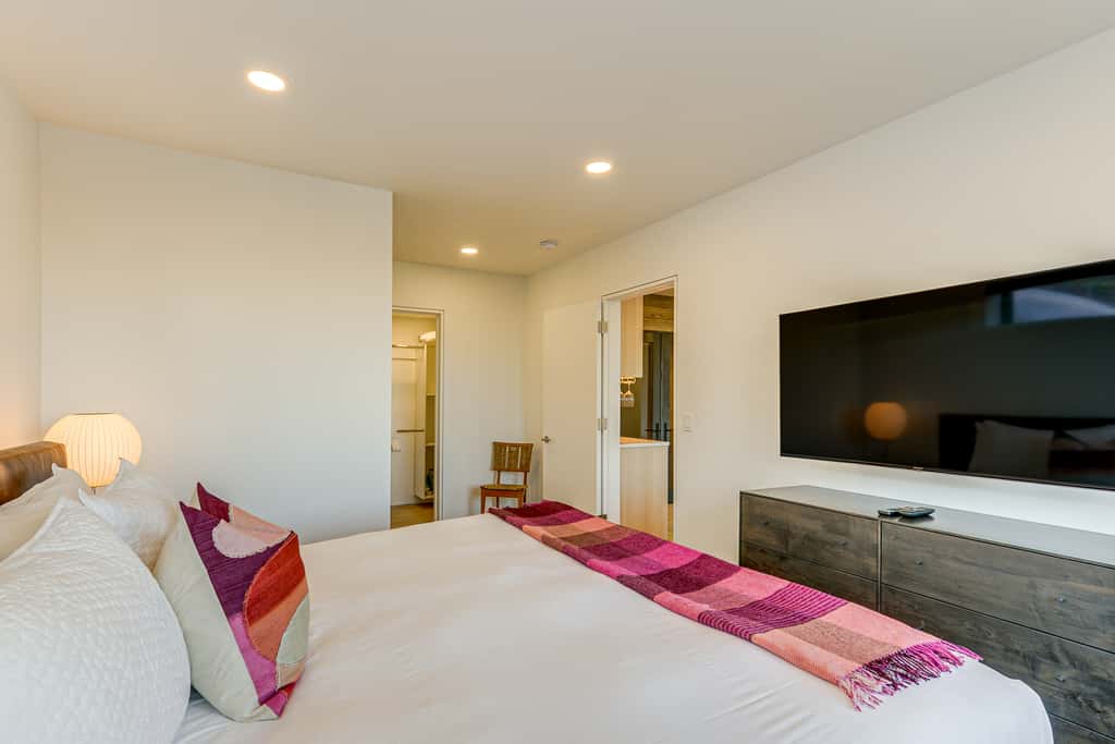 1 Mi to Downtown Jackson: Modern Retreat w/ Views
