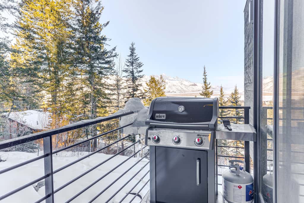 1 Mi to Downtown Jackson: Modern Retreat w/ Views