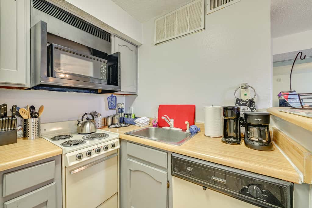 3 Mi to Dtwn Fort Worth! Condo w/ Hot Tub & Pool