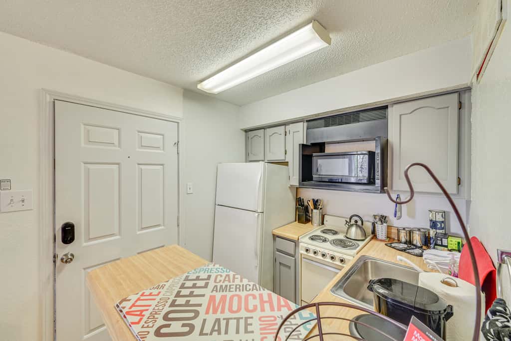 3 Mi to Dtwn Fort Worth! Condo w/ Hot Tub & Pool