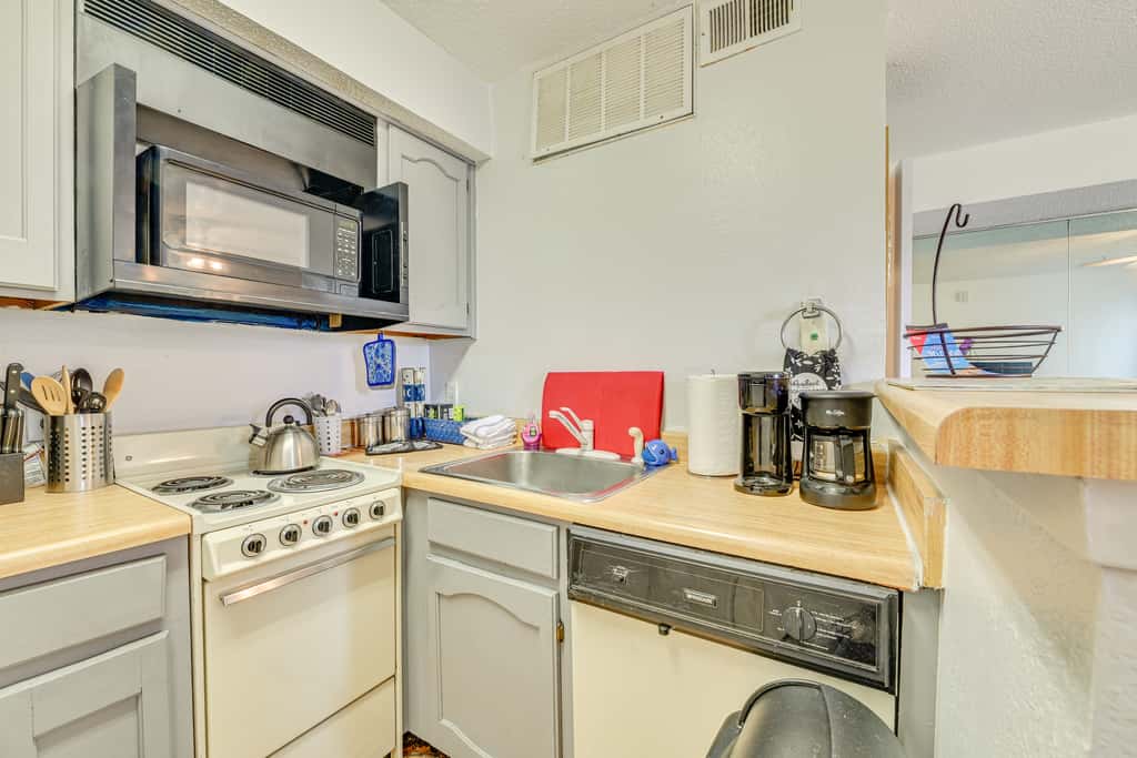 3 Mi to Dtwn Fort Worth! Condo w/ Hot Tub & Pool
