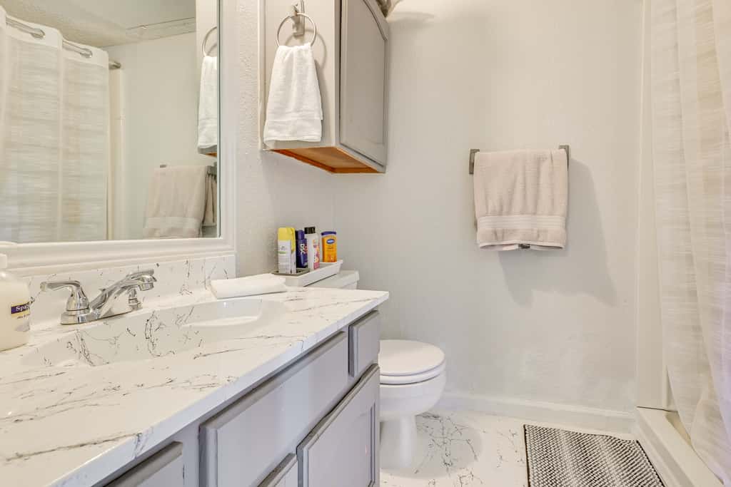 3 Mi to Dtwn Fort Worth! Condo w/ Hot Tub & Pool