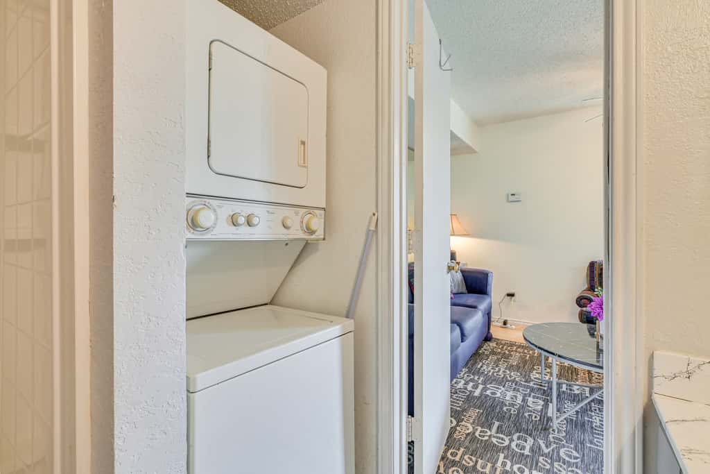 3 Mi to Dtwn Fort Worth! Condo w/ Hot Tub & Pool