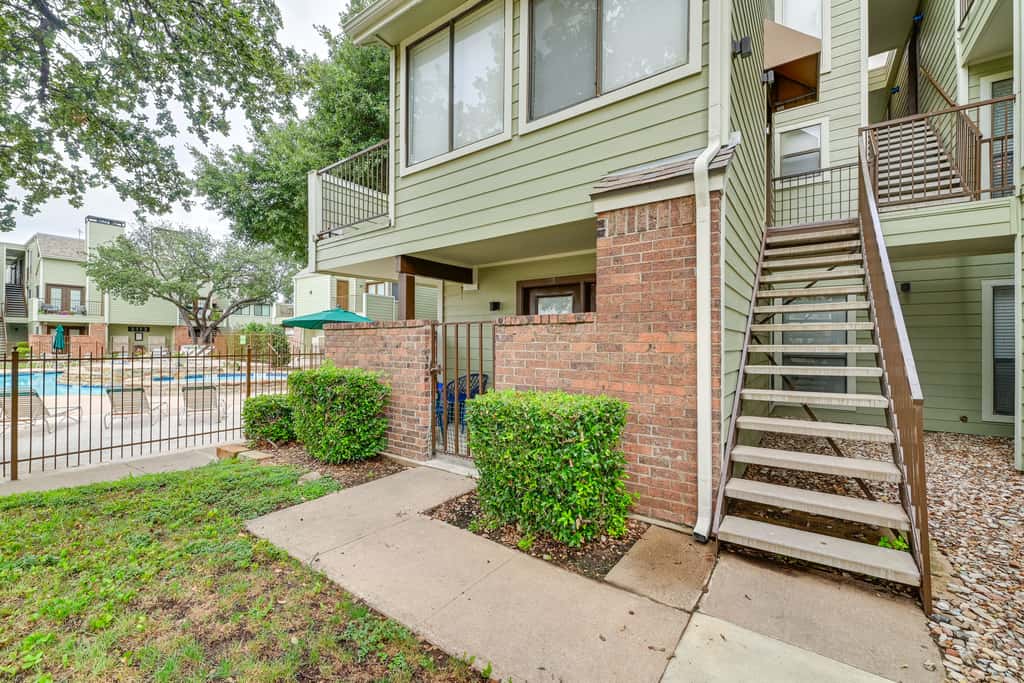 3 Mi to Dtwn Fort Worth! Condo w/ Hot Tub & Pool