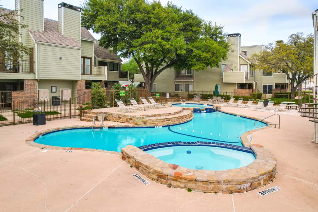 3 Mi to Dtwn Fort Worth! Condo w/ Hot Tub & Pool