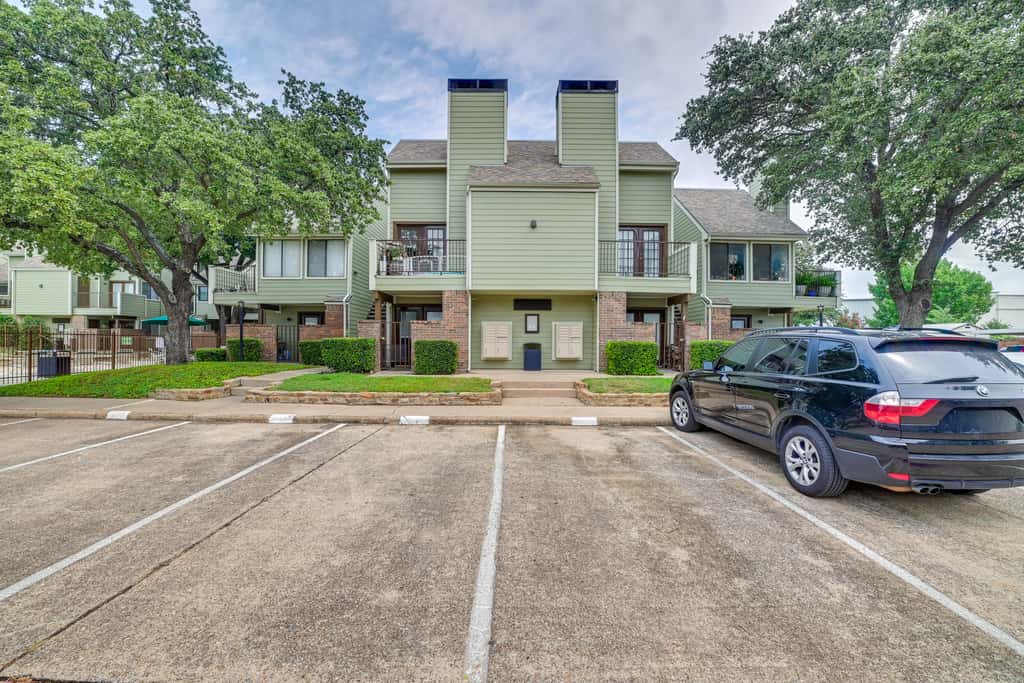 3 Mi to Dtwn Fort Worth! Condo w/ Hot Tub & Pool