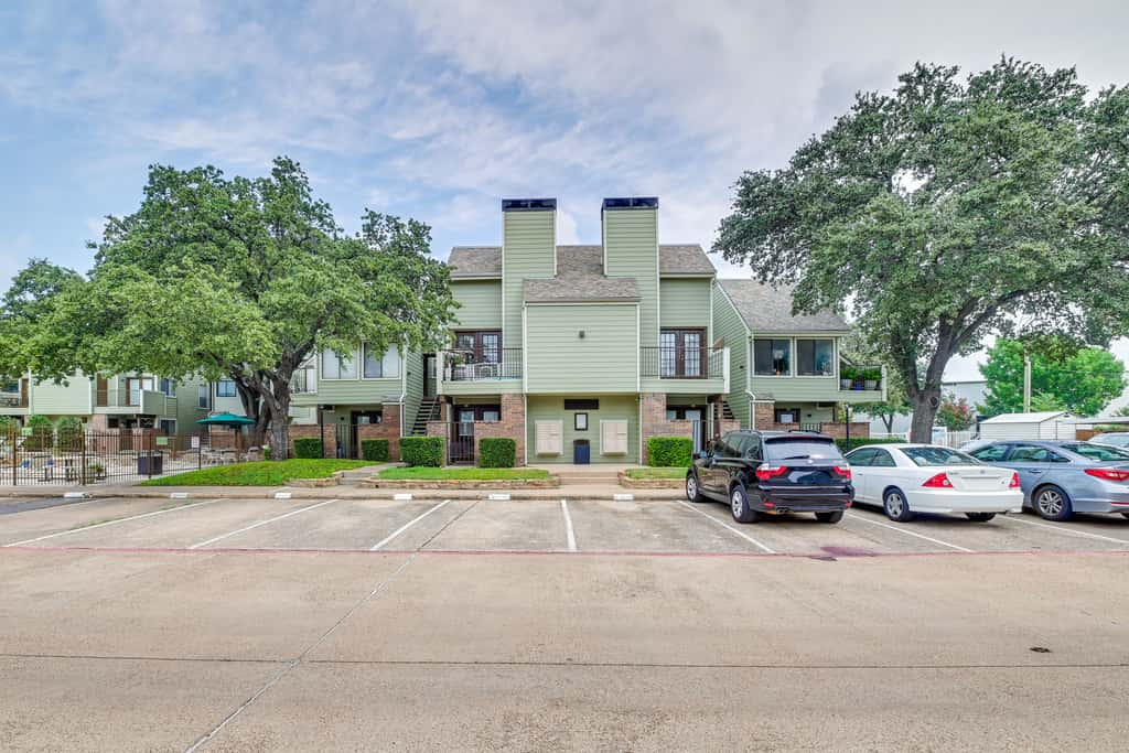 3 Mi to Dtwn Fort Worth! Condo w/ Hot Tub & Pool