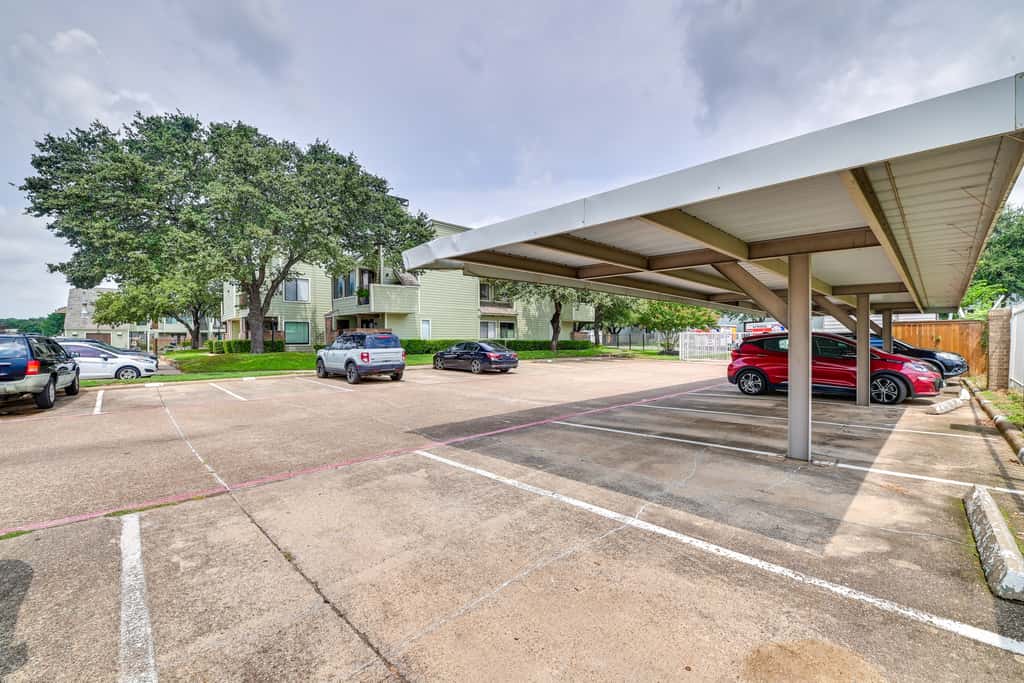 3 Mi to Dtwn Fort Worth! Condo w/ Hot Tub & Pool